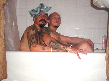 2-guys-1-hat-13924-1232565756-2.jpg
