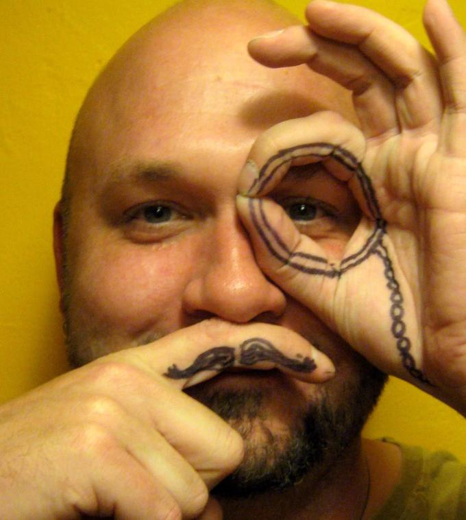 Fingerstache