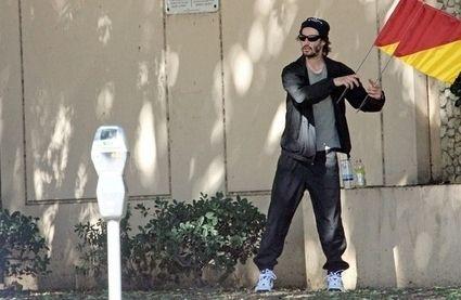 keanu-signaling-with-semaphore-flags-18840-1288418469-0.jpg